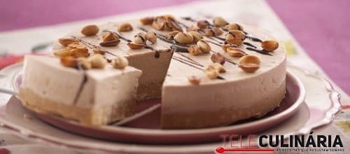 Cheesecake de banana com café e amendoins