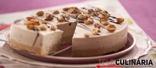 Cheesecake de banana com café e amendoins