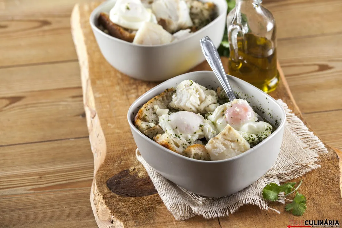 Sopa alentejana com bacalhau e ovo escalfado