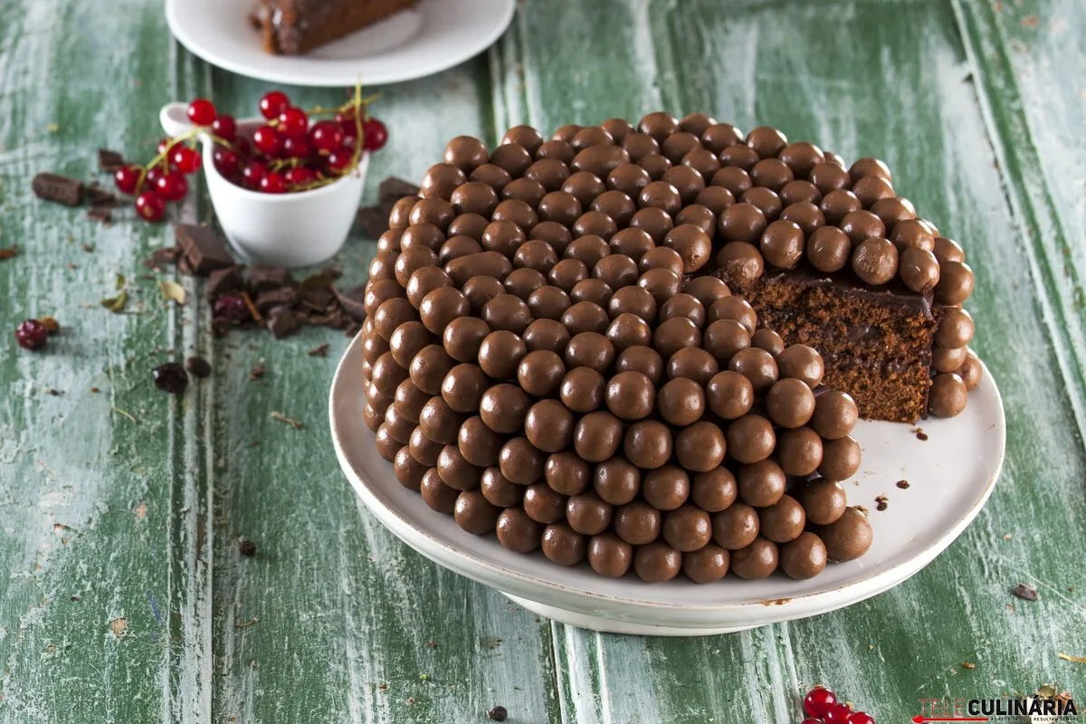 Bolo com bolinhas de chocolate