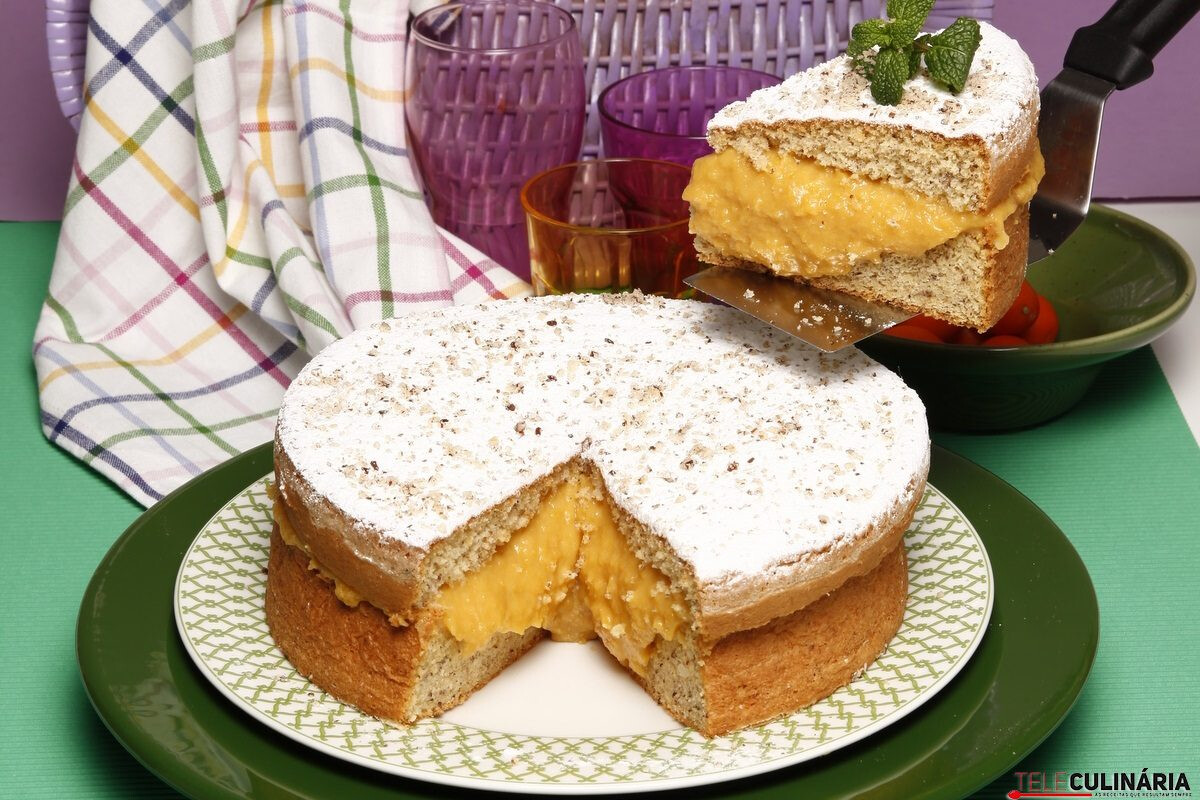 Bolo de avelãs com recheio de grão e porto