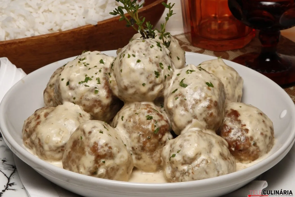 Almôndegas de carne com molho de cogumelos e natas
