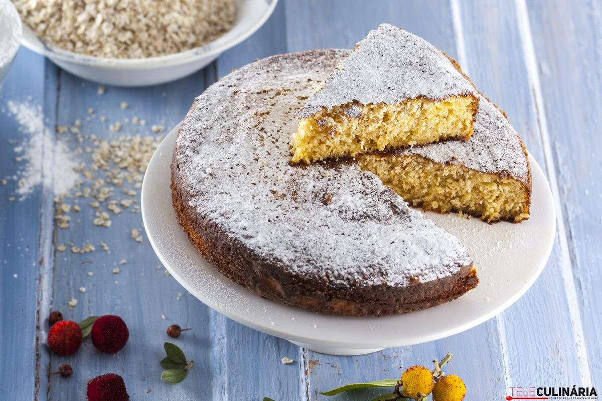 Bolo de coco e aveia com leite condensado