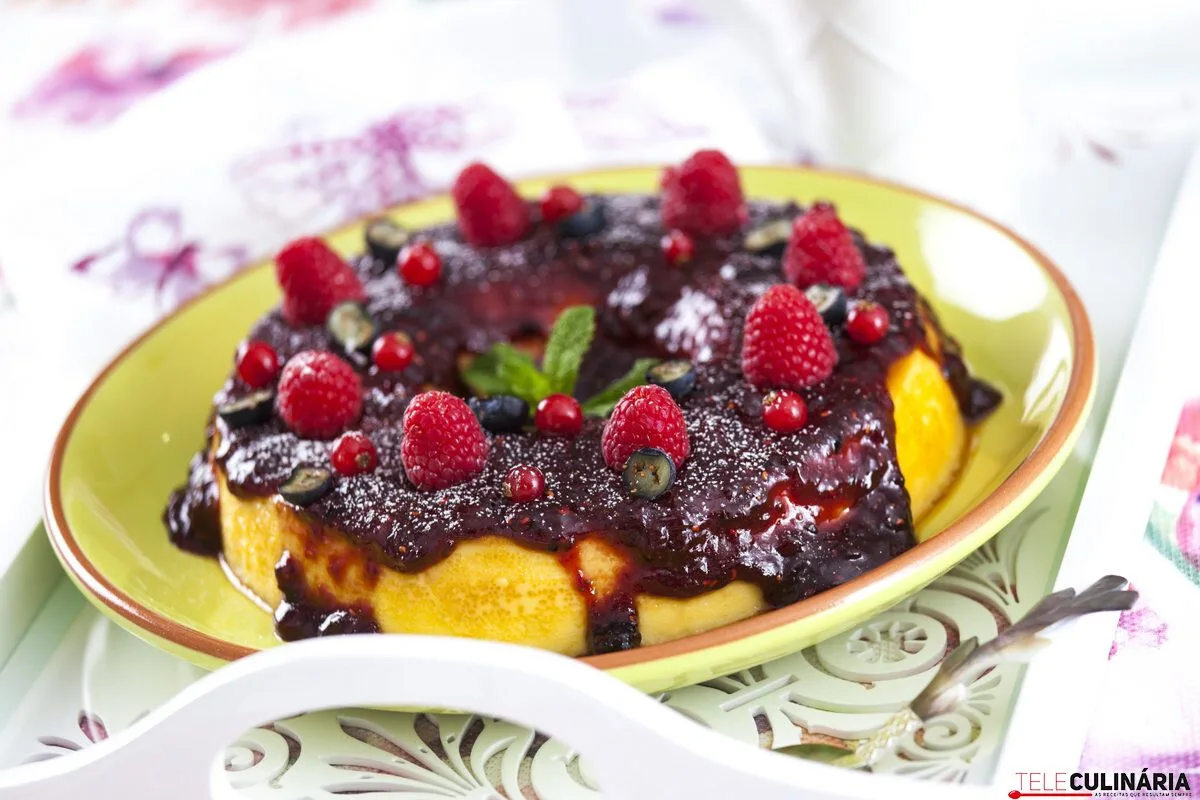 Pudim de leite com frutos vermelhos