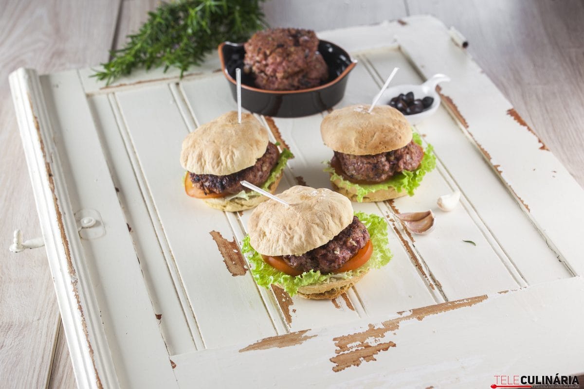 hambúrguer em pão do caco