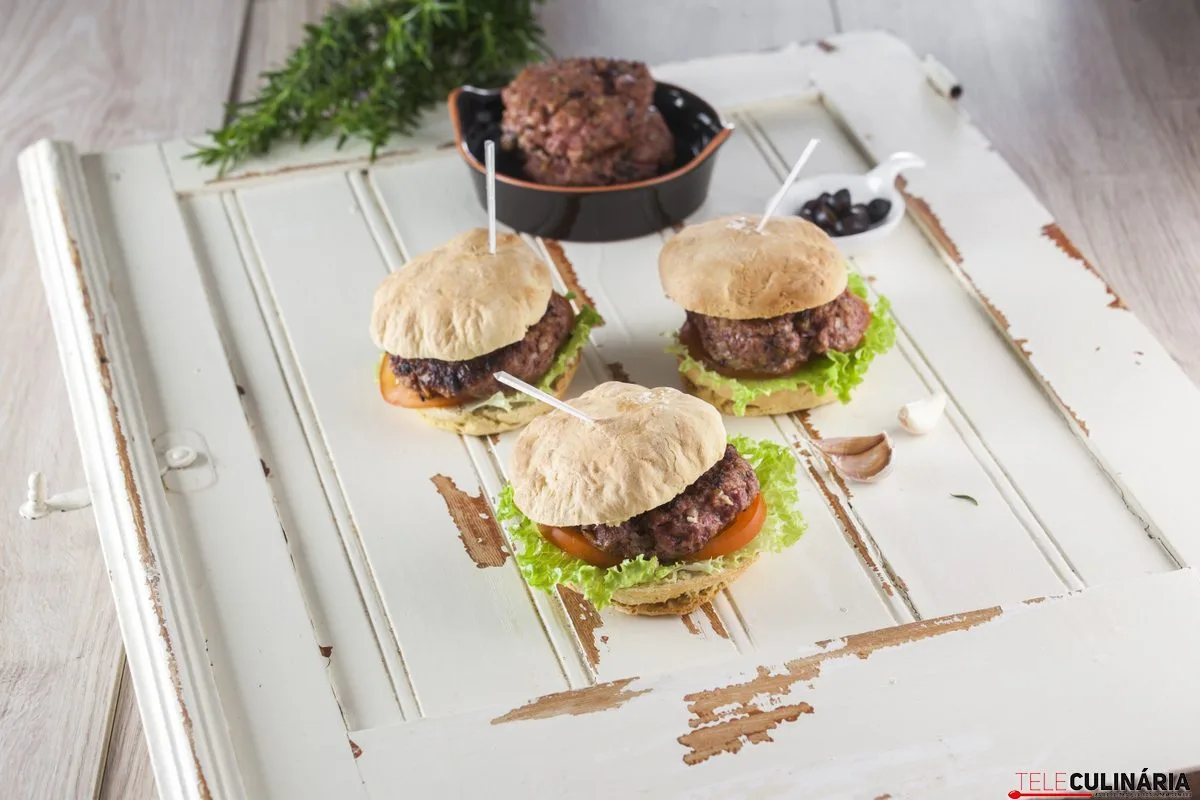 hambúrguer em pão do caco