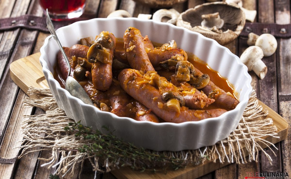Salsichas com cogumelos