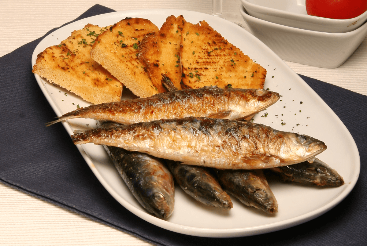 sardinha assada com pão grelhado