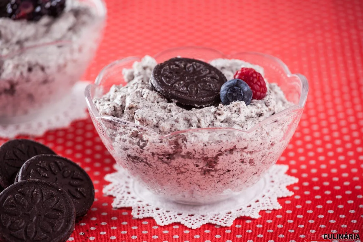 Taça de doce de bolacha e natas