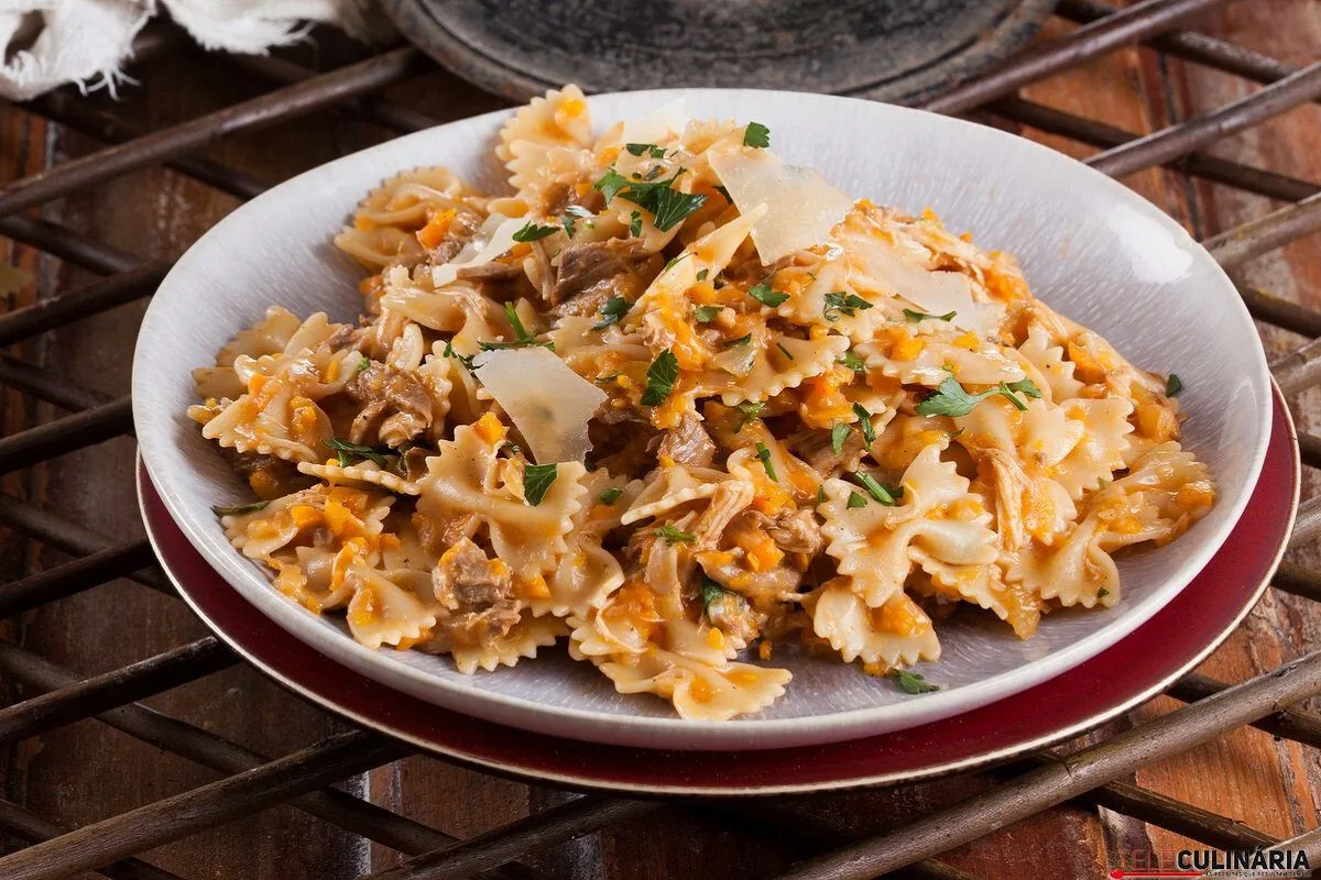 Lacinhos com bolonhesa de pato