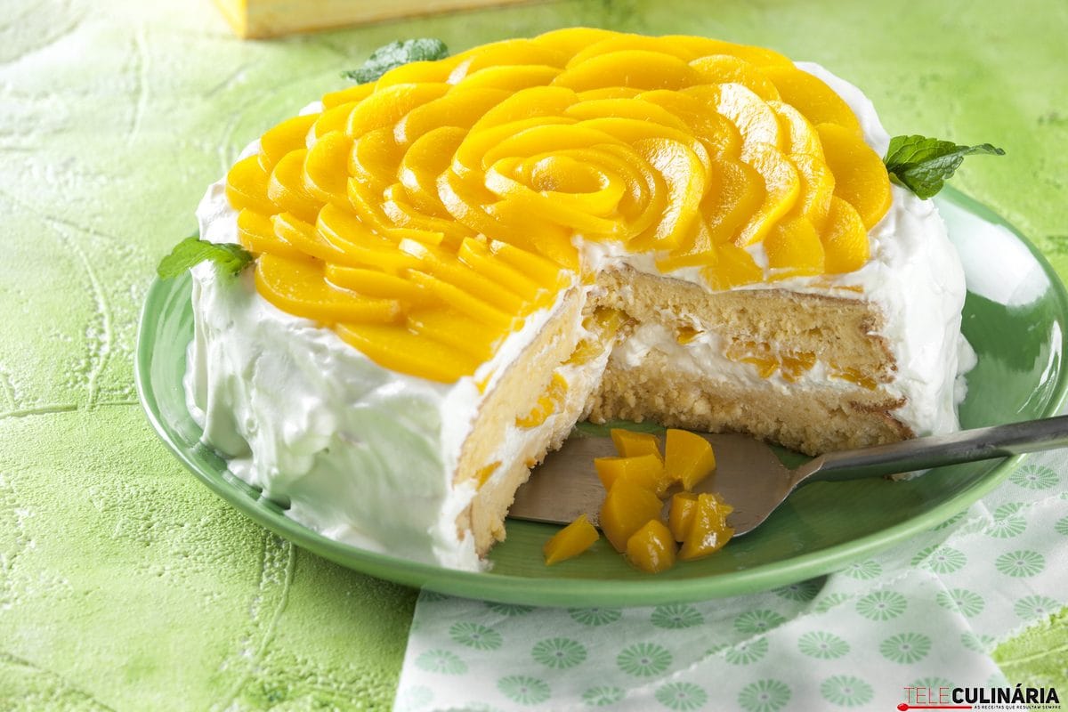 pão de ló com chantili e pêssego