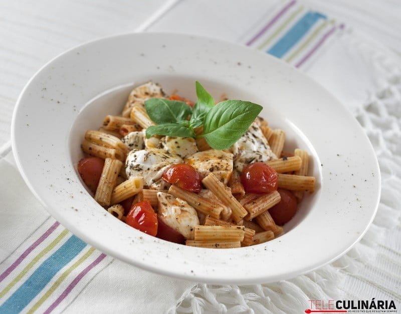 Salada de massa, tomate e mozzarella fresco