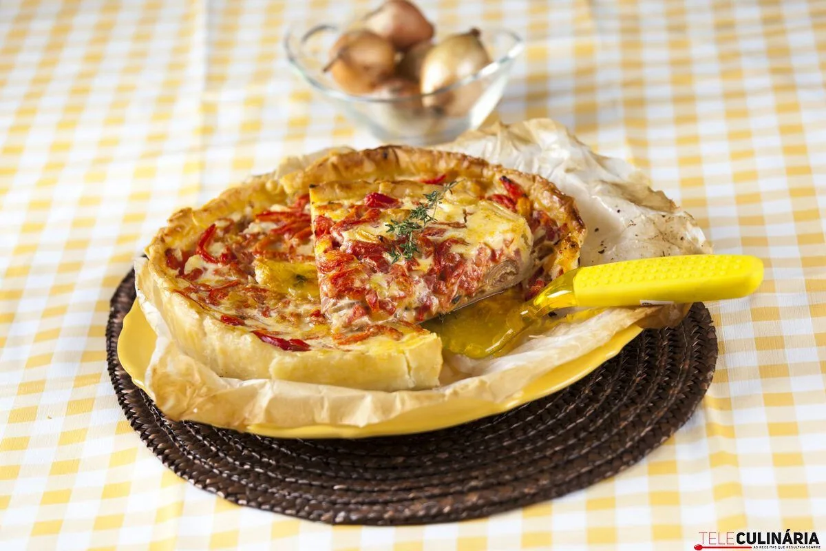 Tarte de bacon, cebola e pimento assado