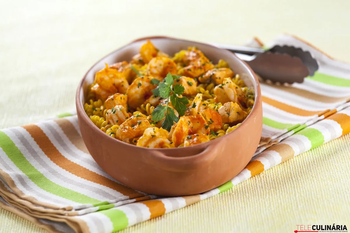 Fusilli com salmão, camarão e molho de tomate