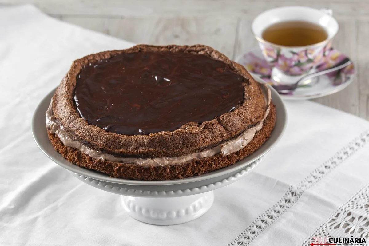 Bolo de chocolate recheado com mascarpone