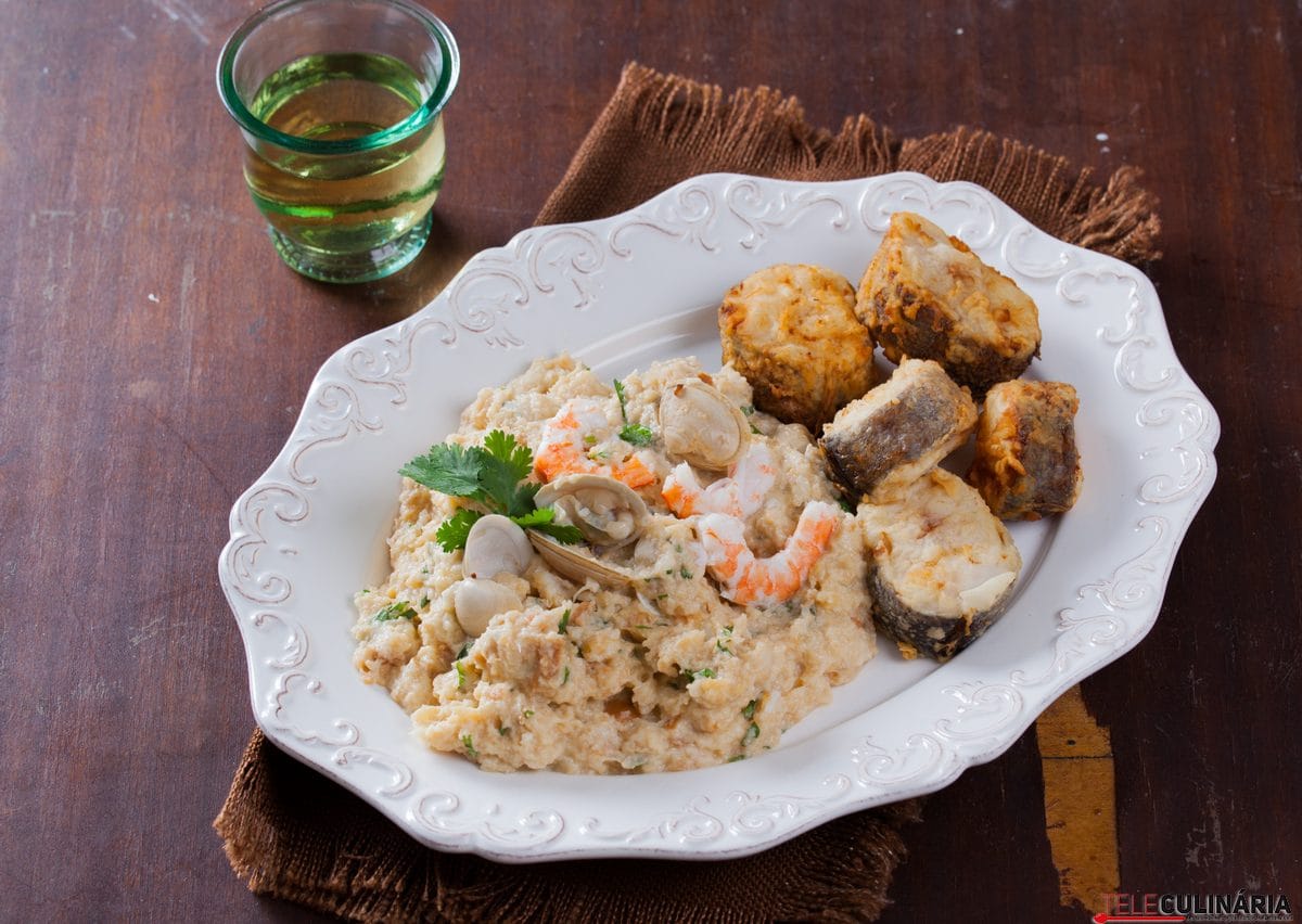 pescada frita com migas de bacalhau
