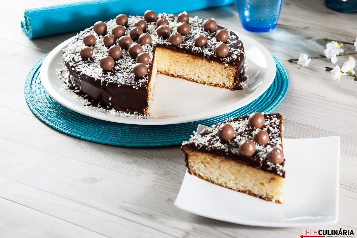 Bolo de natas e chocolate com cobertura de caramelo