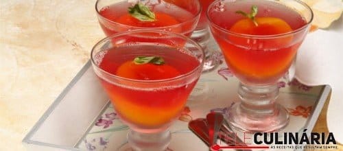 Pêssegos em geleia de chá de frutos vermelhos