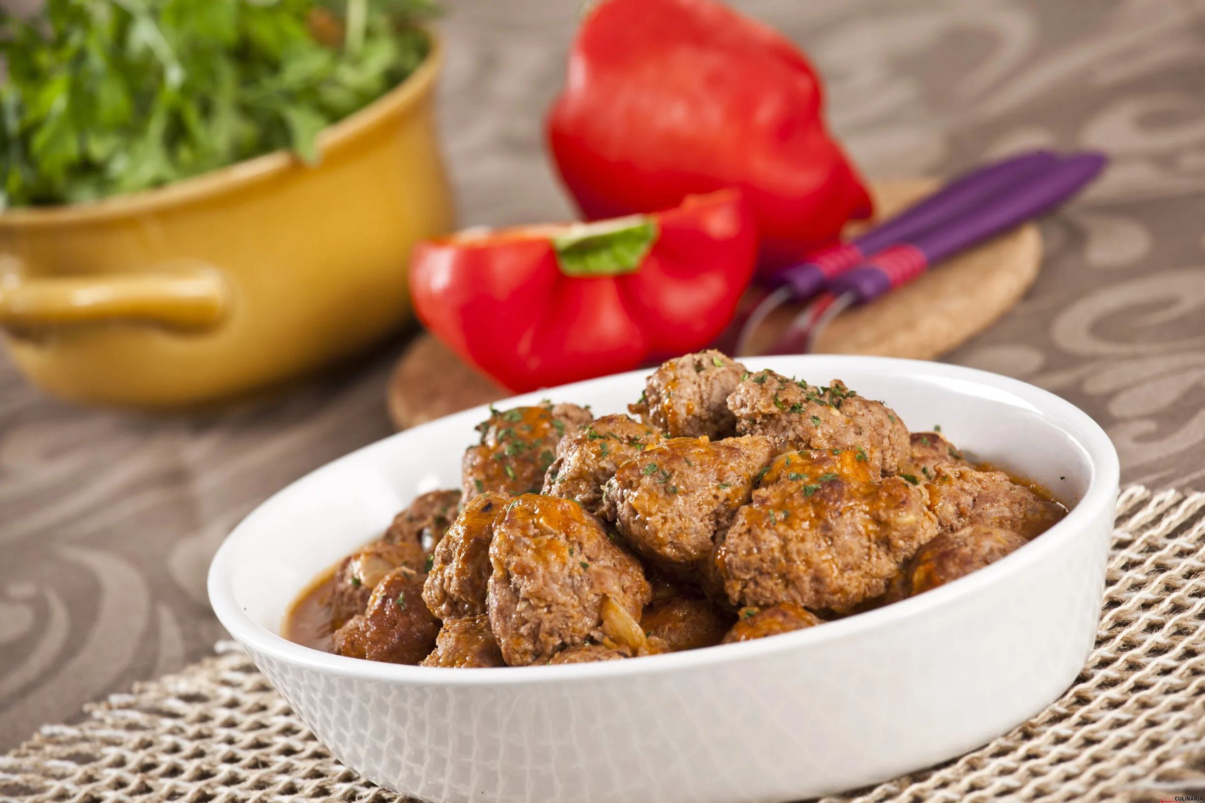 Almôndegas com molho de tomate