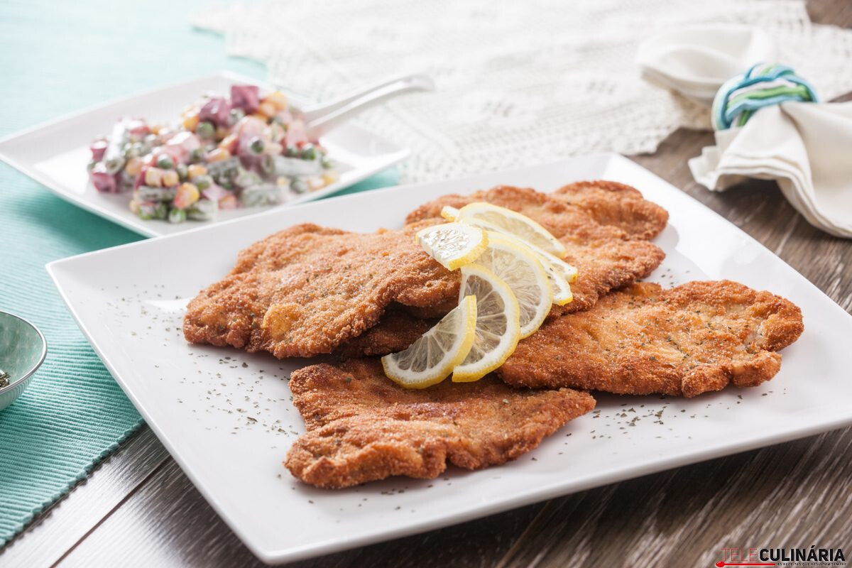 Panados de porco com salada russa