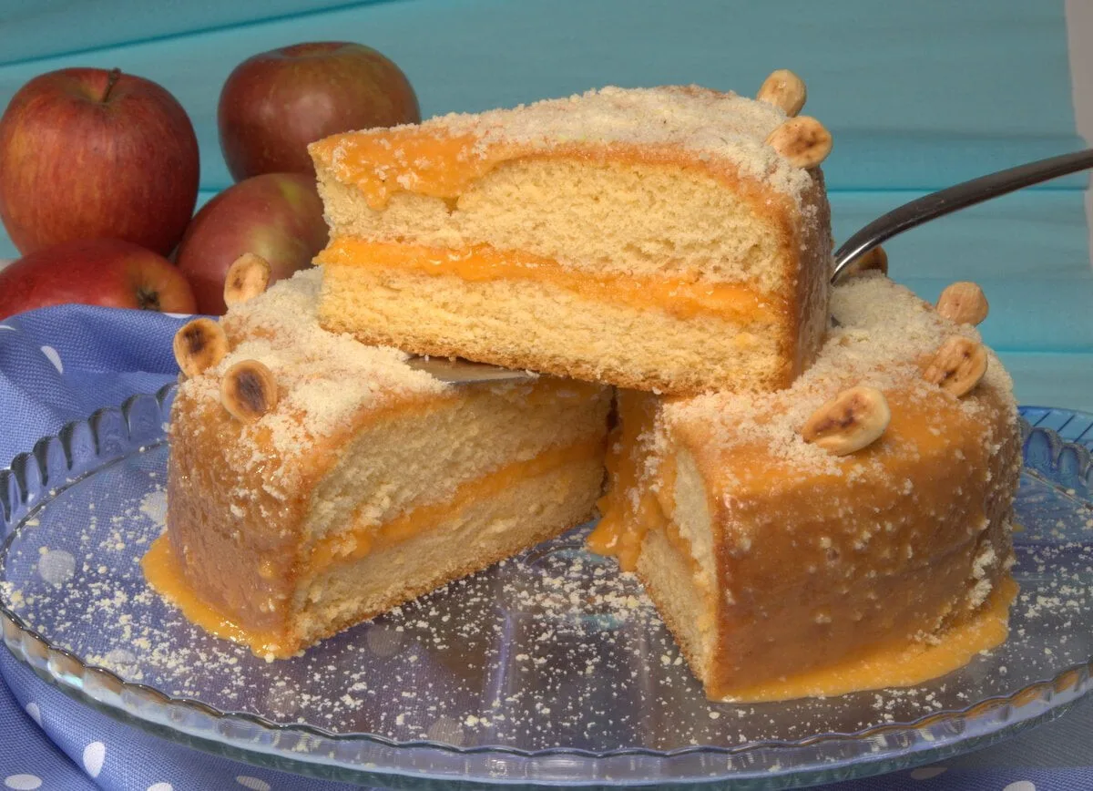 Bolo recheado com ovos-moles