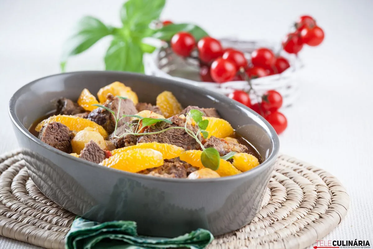 Carne de vaca estufada com laranja