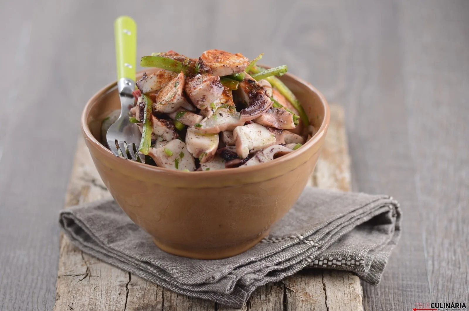 Salada de polvo com pimentos e coentros