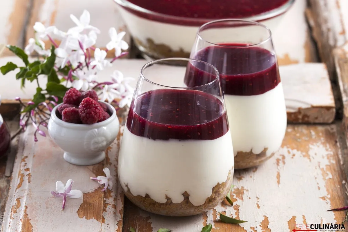 Cheesecake de frutos vermelhos no copo