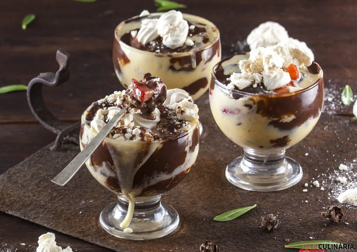 Taças de suspiros com morango