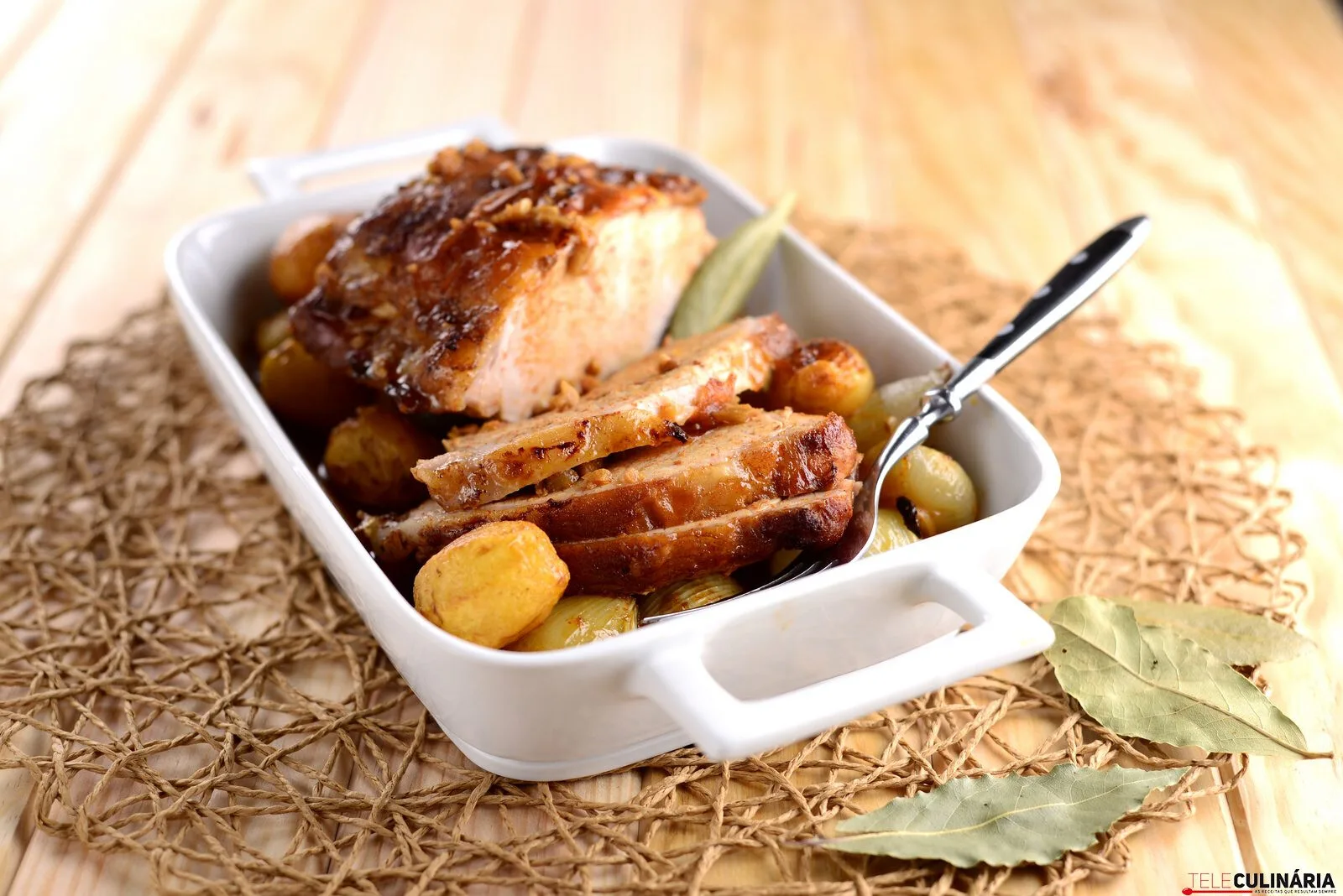 Lombo de porco no forno com cebolas e batatinhas