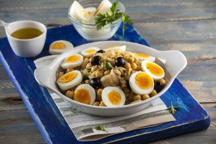 Salada de grão e bacalhau