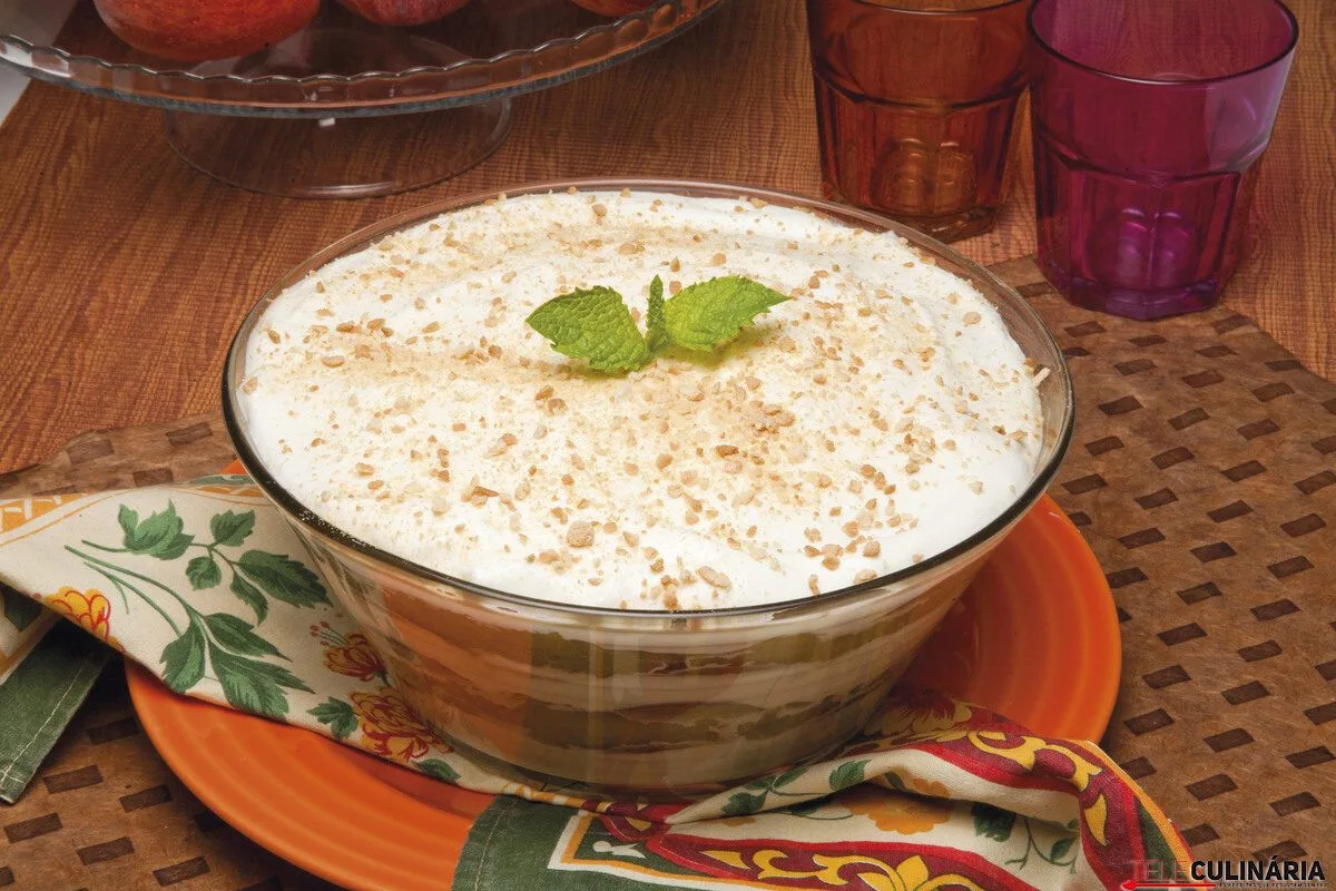 Doce de maçã com natas e bolacha