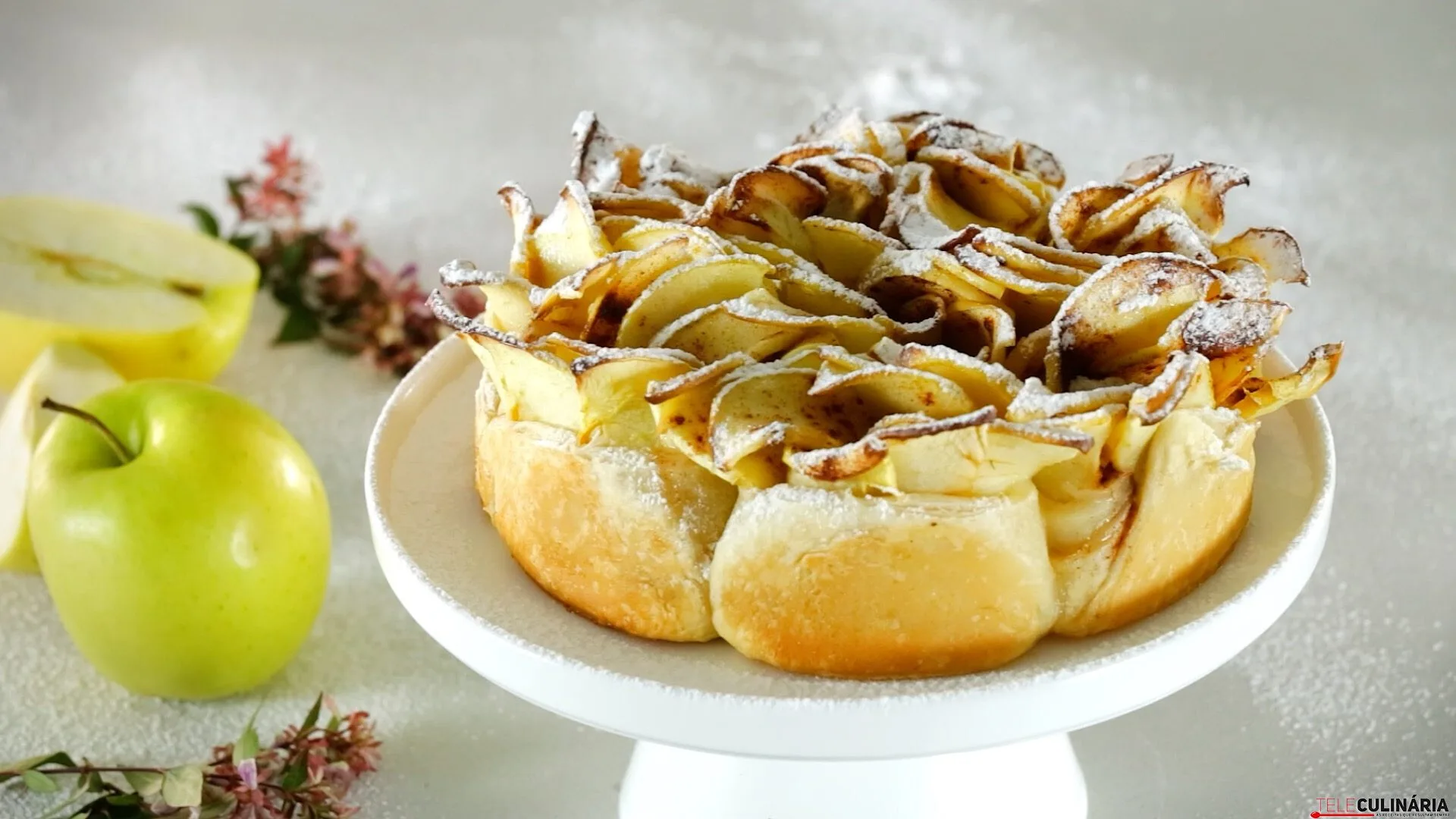 Bolo de rosas de maçã