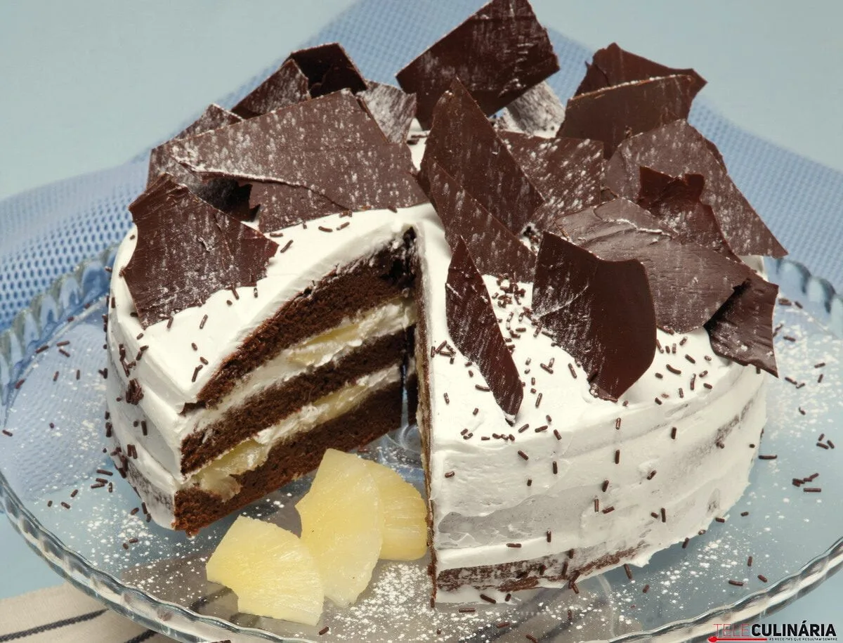 Bolo de chocolate com ananás