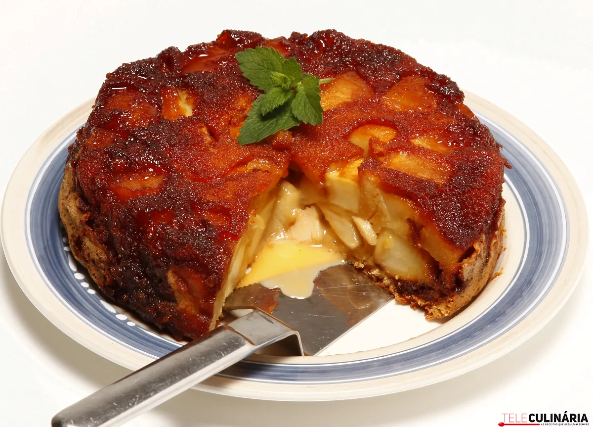 Bolo de limão com maçã caramelizada