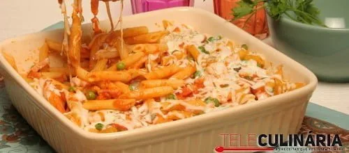 Massa cortada com bacon