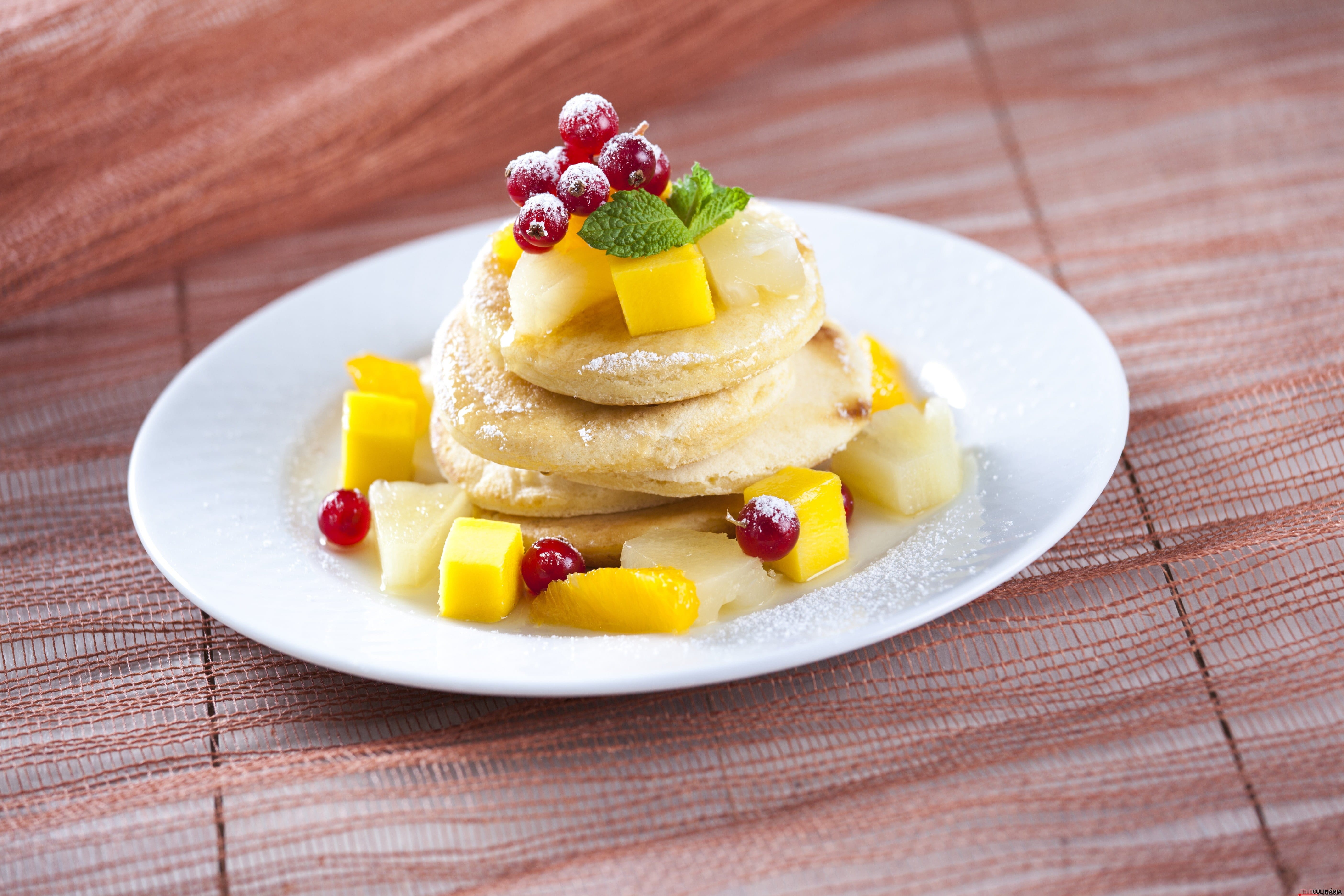 Panquecas com frutos vermelhos e mel