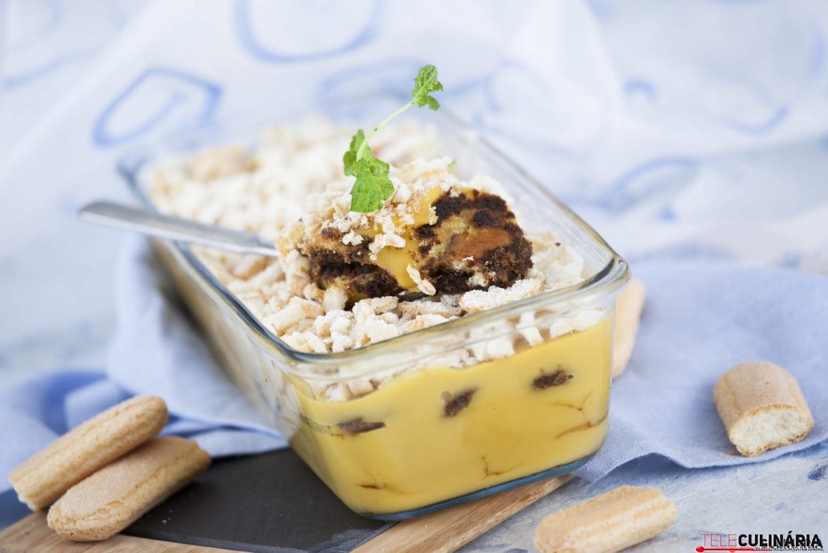 Creme de baunilha com biscoitos molhados