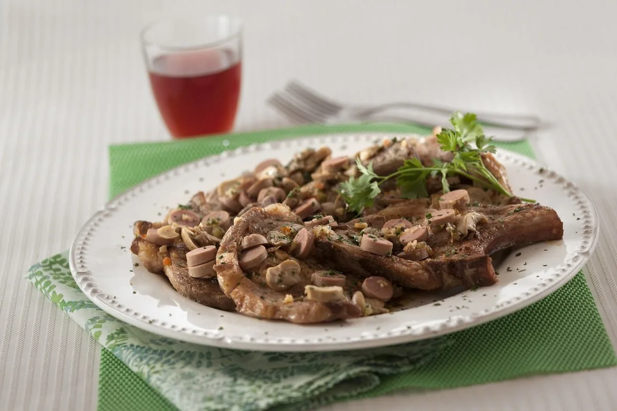 Costeletas de porco à salsicheiro