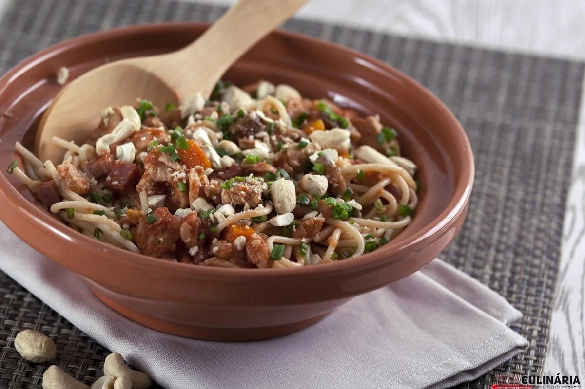 galinha-guisada-com-massa-e-cajus1