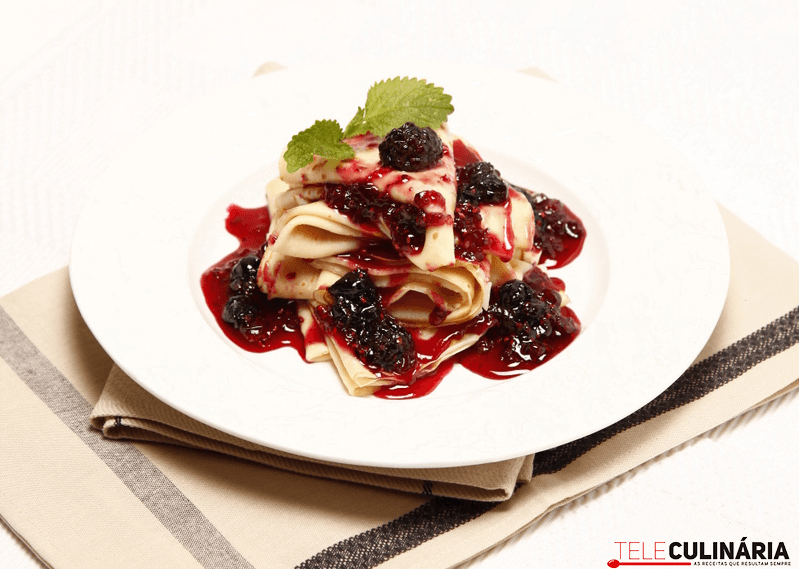 Crepes com molho de frutos silvestres