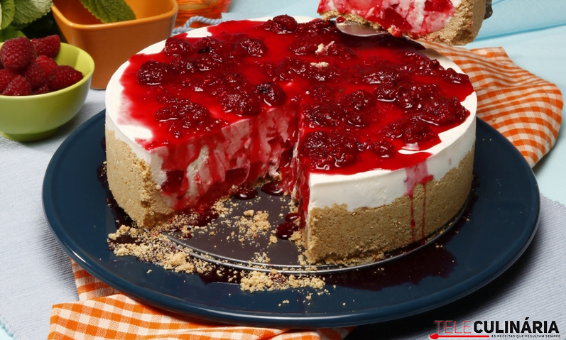 Cheesecake de morango em pedaços
