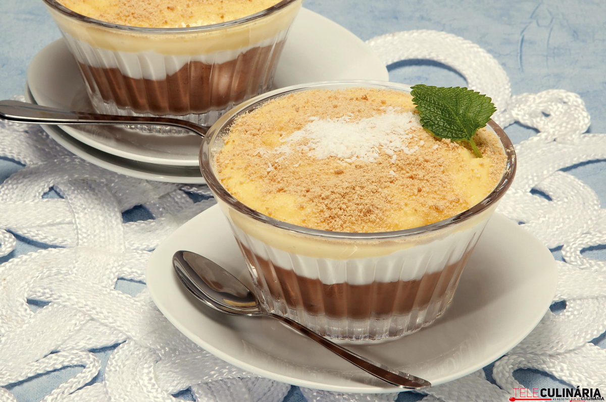 Doce mousse em camadas