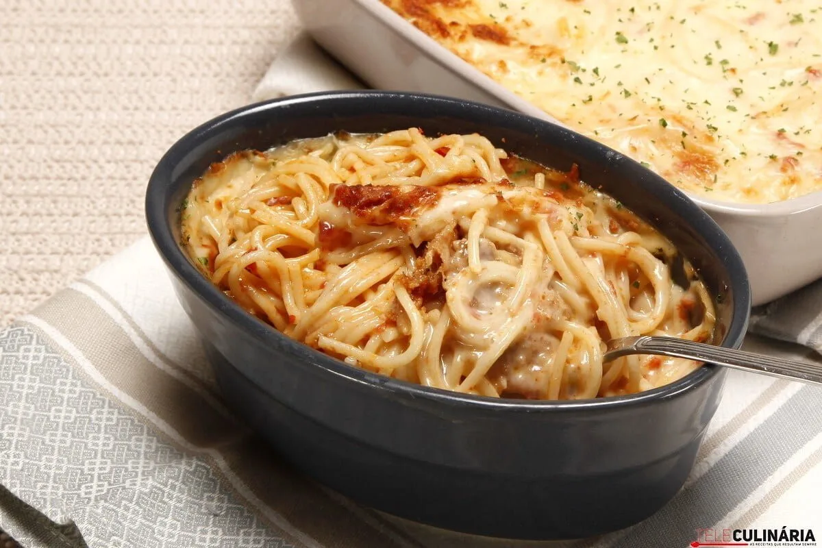 Tabuleiro de esparguete com alheira