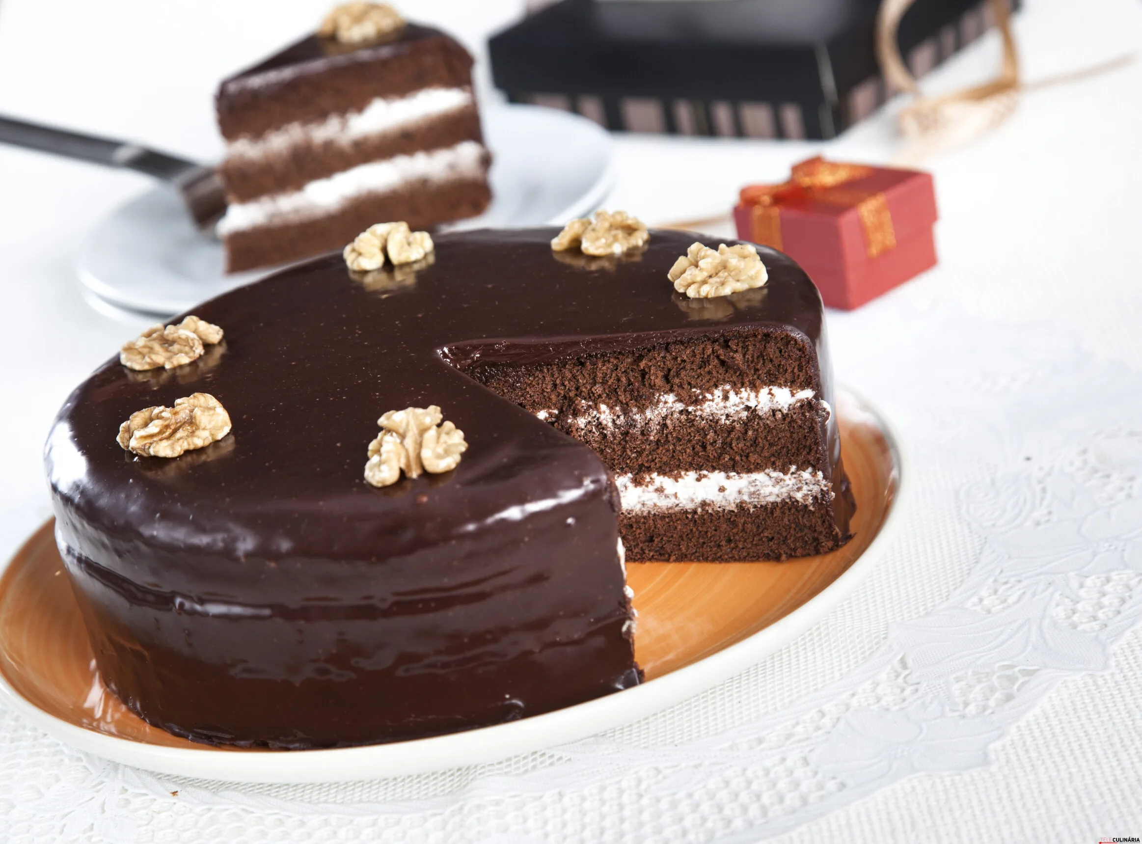 Bolo de chocolate com recheio de natas