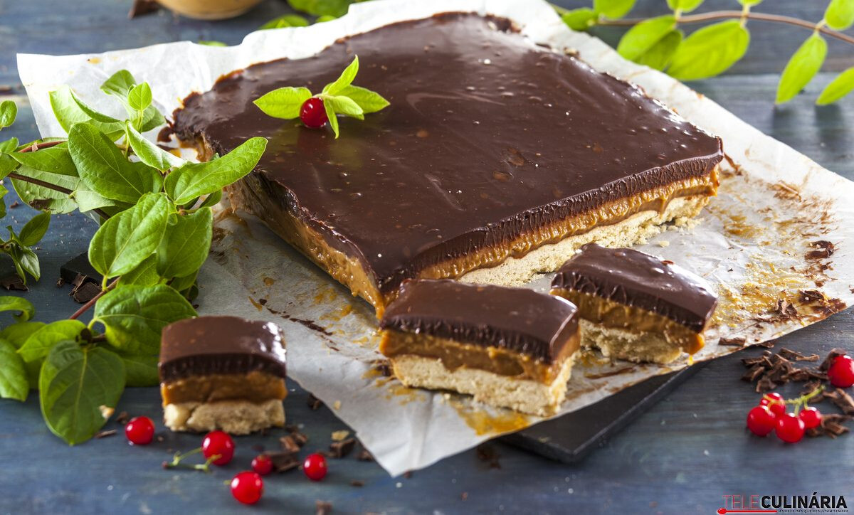 Tabuleiro de caramelo e chocolate