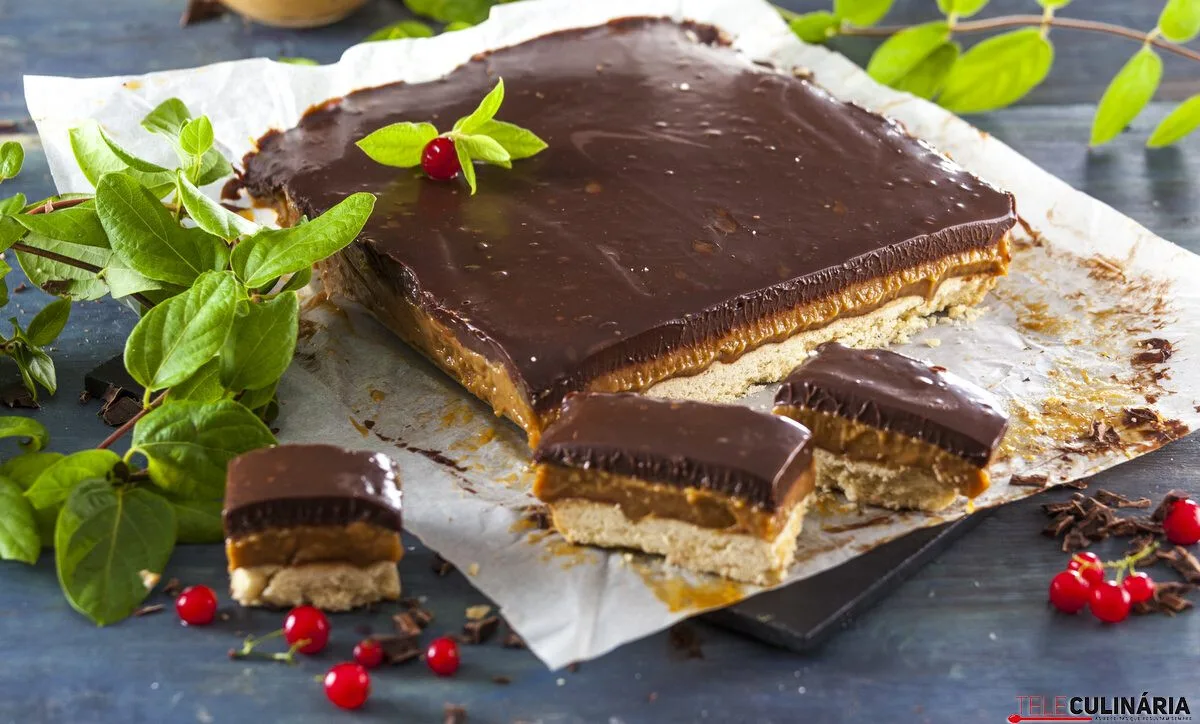 Tabuleiro de caramelo e chocolate