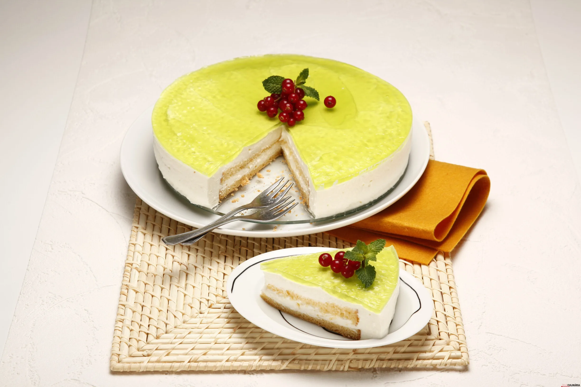 Bolo pudim esponja com gelatina