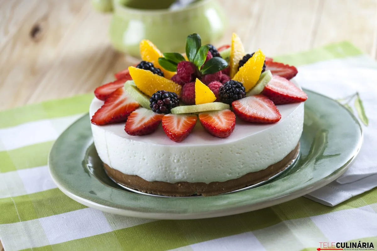 Cheesecake com salada de fruta