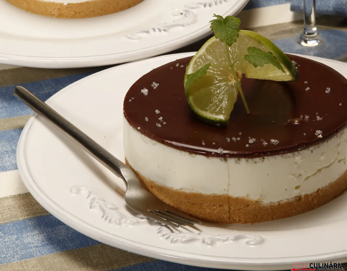 Cheesecake de limão com cobertura de chocolate